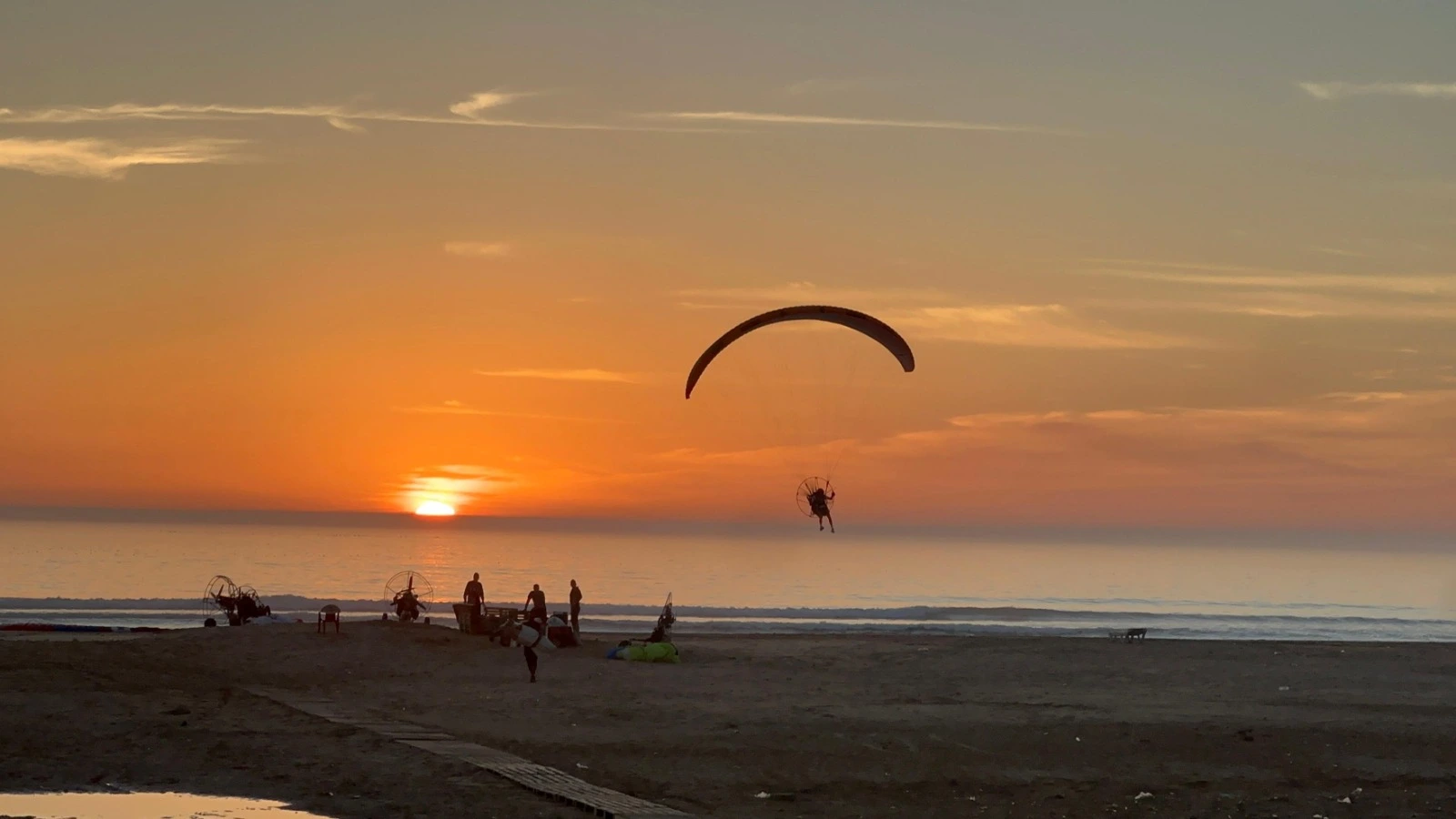 Paramoteur au-dessus des falaises du Maroc